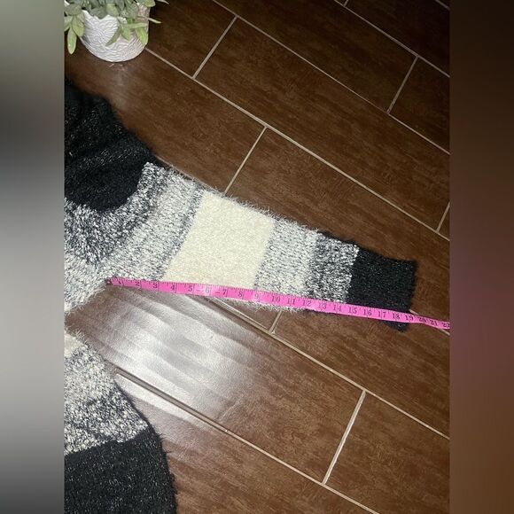 Allie&Rob black and Ivory eyelash open cardigan sz large - Picture 7 of 7